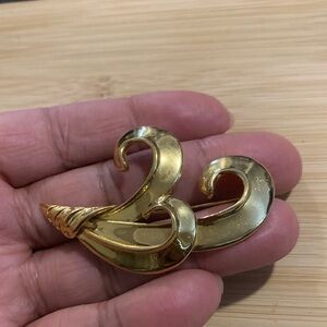 Vintage Gold Swirl Brooch